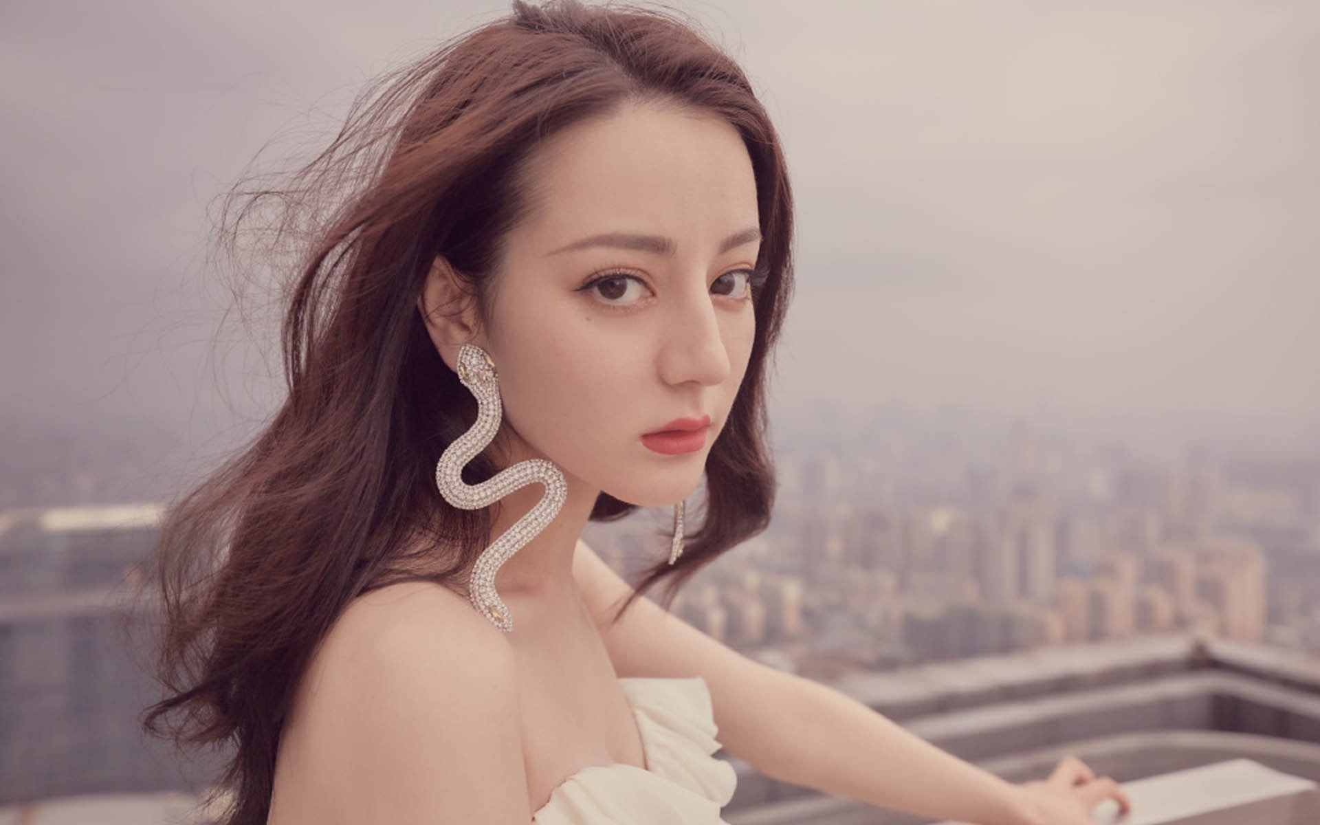 “金牛区城北体育馆：运动舞蹈赛上，舞者们以舞步挑战极限，震撼赛场”