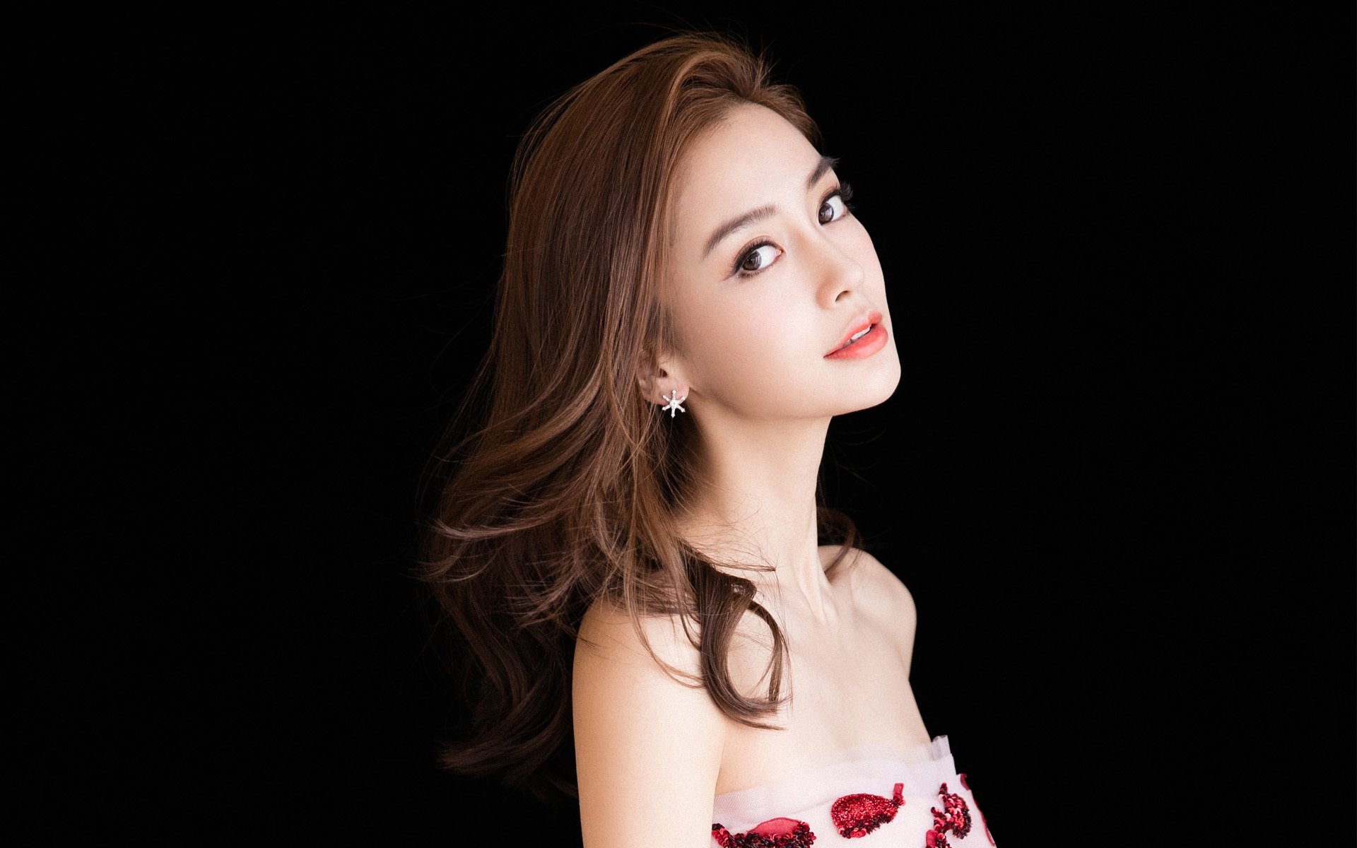 “尼古拉斯·桑特基的精准脚法,助力美洲狮队成为全球橄榄球新霸主”